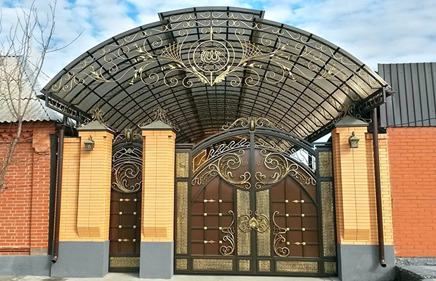 Купить или заказать ворота для дома с навесом - стильные и надежные решения для вашего участка в Новошахтинске от 42878 руб | ВоротМастер-Нвш