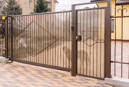 Купить ворота из профлиста с элементами ковки, с металлическими столбами в рамке или под дерево в Новошахтинске от 158220 руб